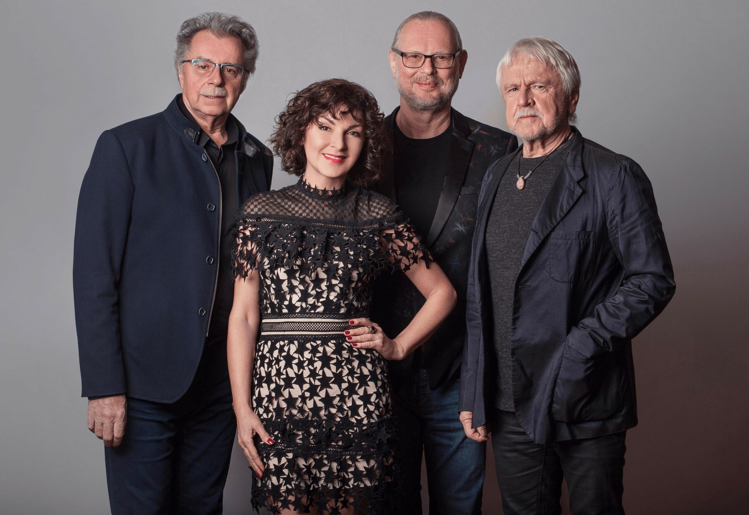 Na albume sú aj skladby, ktoré Vašo Patejdl komponoval pre kolegov. Na zábere spolu s ním Pavol Hammel, Beáta Dubasová a Janko Lehotský pripravili pre fanúšikov veľkolepú šou.