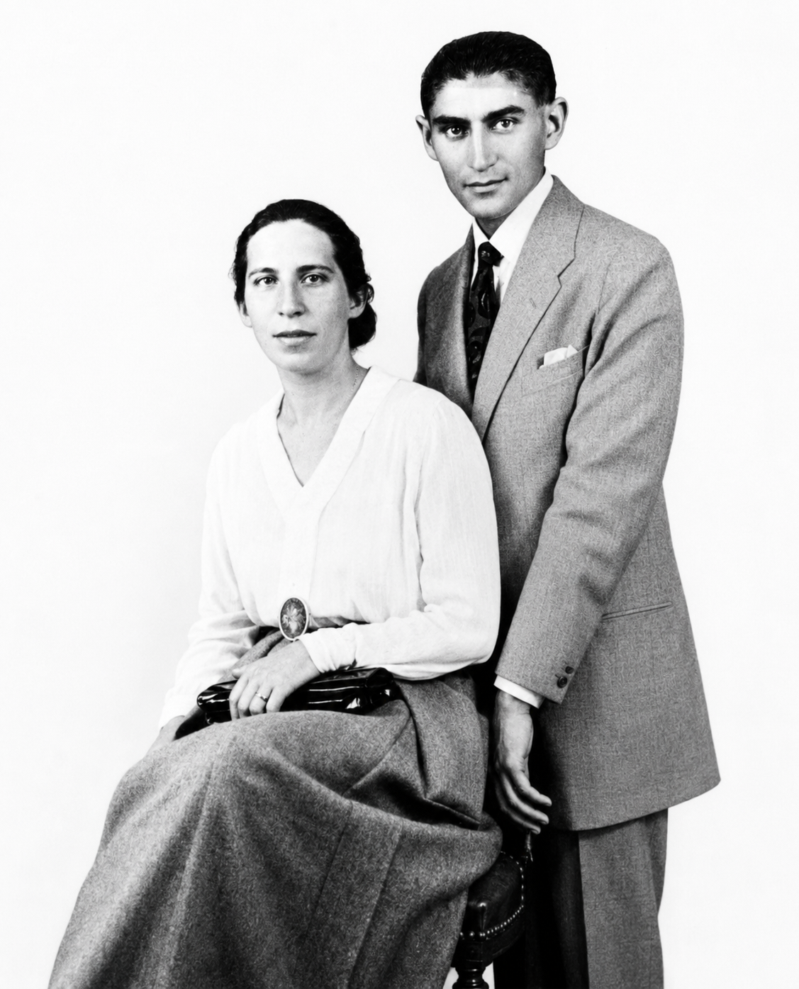 Franz Kafka s Felice Bauerovou, s ktorou bol počas päťročného vzťahu dvakrát zasnúbený.